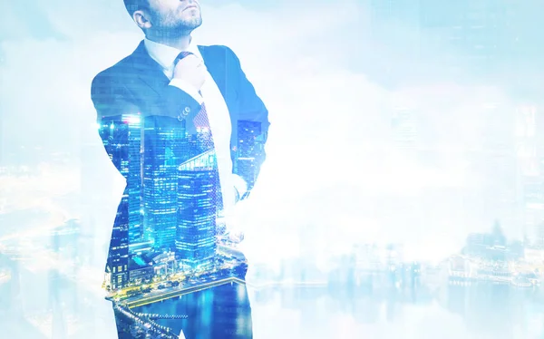 Großaufnahme eines Geschäftsmannes in Anzug und Krawatte. Im Hintergrund ist ein nächtlicher Blick auf die Stadt zu sehen. Filmeffekt. getöntes Bild. Attrappe. Doppelbelastung — Stockbild Mann mit Krawatte und blauem Stadtbild — Stockfoto