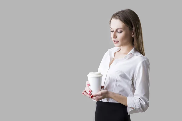 Mujer de negocios con una taza de café — Foto de Stock