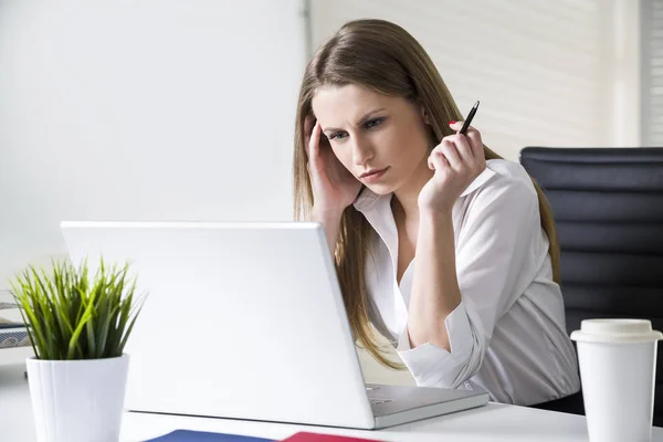 Mujer de negocios mirando la pantalla del ordenador portátil —  Fotos de Stock