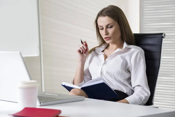 Zakenvrouw met een notebook en pen — Stockfoto