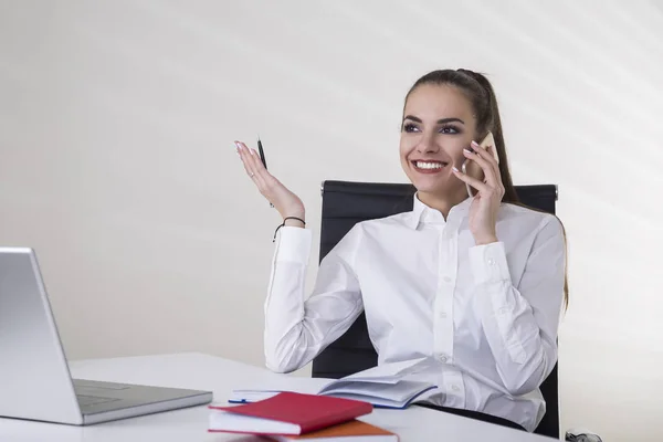 Manager på sin telefon i office — Stockfoto