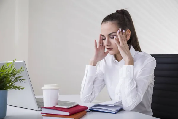 Stressad chef i hennes kontor — Stockfoto