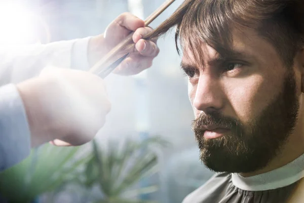 Bebaarde man met zijn haren knippen — Stockfoto
