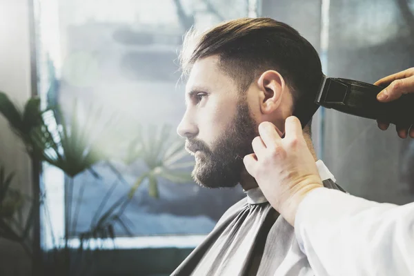 Businessman having his hair trimmed — Stock Photo, Image