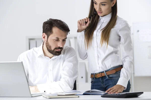 Chica mostrando notas a su jefe — Foto de Stock