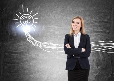 Sarışın kadın ve ampul telleri ile