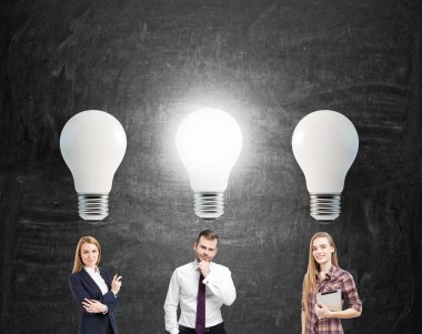 İki kadın ve erkek ve büyük Işık Ampüller.