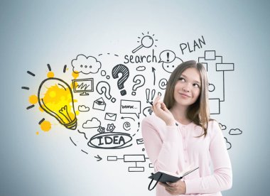 Kadın defter, iş fikri ve ampul ile