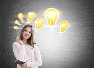 Rüya gibi kız ve yazı tahtası üzerinde Işık Ampüller