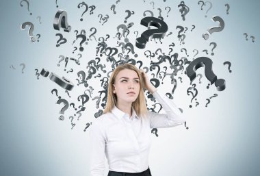 Soru işareti olan sarışın kadın