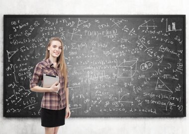 Tablet ve blackboard formüllerle kadın ile