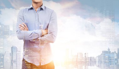 Şehirde mavi tişörtlü adam