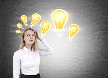 Kadın baş, ampulleri yazı tahtası üzerinde çizikler