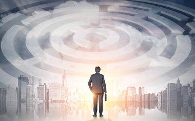 Bavul labirent gökyüzüne bakıyorsun adam