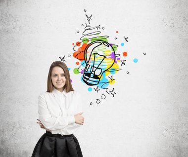 Gülümseyen kadın ve renkli ampul