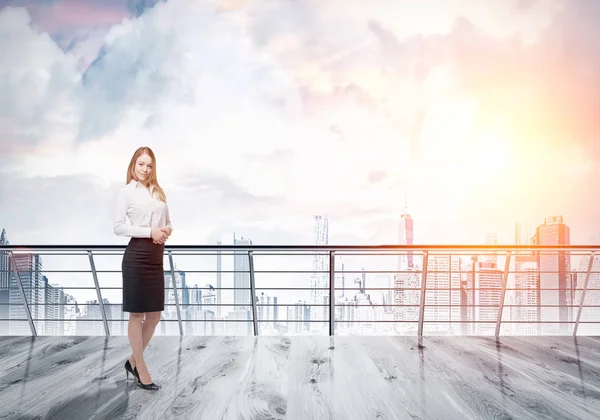 Blond woman on roof in a city — Stock Photo, Image