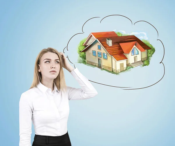 Woman scratches head, dreams about house — Stock Photo, Image