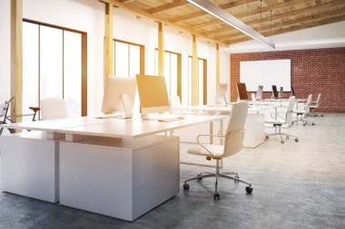 Bir ofis tonda bir beyaz tahta ile köşesinde