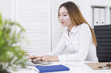 Projede çalışan Asyalı kadın