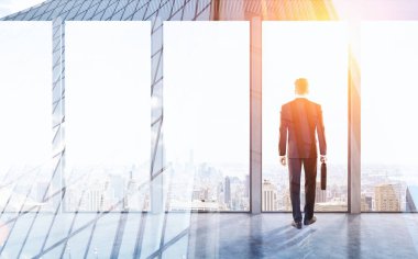 Office çantada adamla