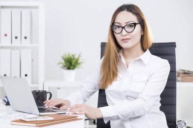 Projede çalışan Asyalı kadın