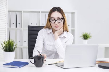 Pretty Asya işkadını projede çalışan