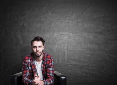 Casual adam kara tahta arka plan üzerinde