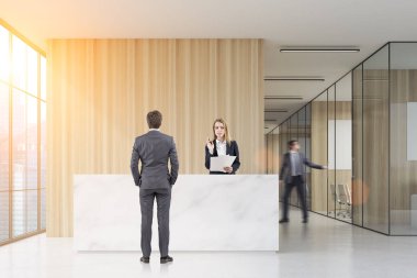 İnsanlar ofis salonunda