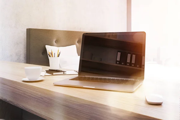 Aproape de laptop în birou, tonifiat — Fotografie, imagine de stoc
