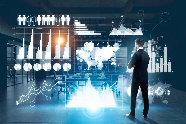 Doordachte zakenman in donkere kantoor analyseren van digitale business paneel met grafieken en diagrammen. Economie-concept — Stockfoto