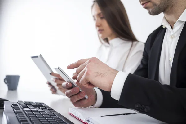 Man and woman using gadgets — Stock Photo, Image