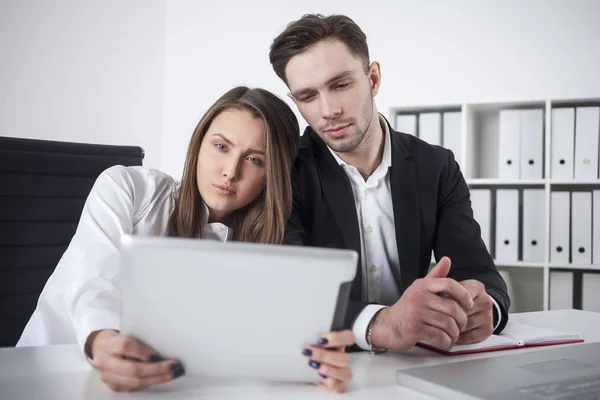 Man och kvinna att göra selfie på jobbet — Stockfoto