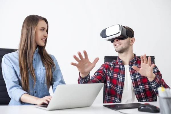 Mujer escribiendo, hombre en gafas vr — Foto de Stock