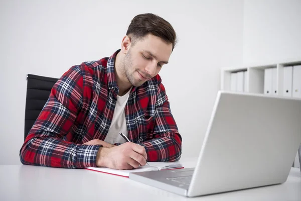 Studentin schreibt in der Nähe von Laptop — Stockfoto