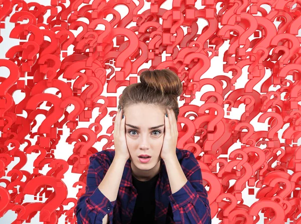 Tiener tegen rode vraagtekens benadrukt — Stockfoto