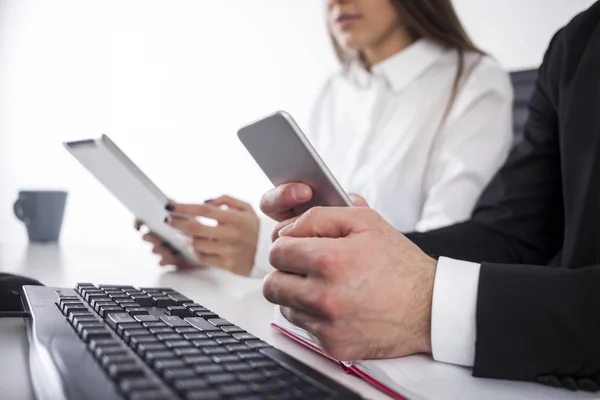 Primer plano de las manos con smartphones . — Foto de Stock