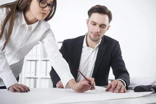 Frau lehnt sich über Tisch, Mann schaut — Stockfoto