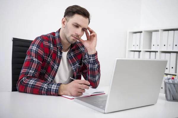 Avslappnad kille arbetar projektet — Stockfoto