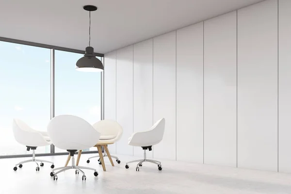 Poczekalnia z białymi ścianami, duże panoramiczne okna czarny sufit wiszące lampy nad stolikiem kawowym, otoczony przez białe krzesła. renderowania 3D. Makiety. — Zdjęcie stockowe