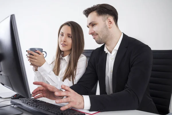 Man inte imponerad, kvinna med kaffe — Stockfoto