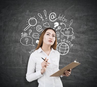 Kara tahta arka plan ile yaratıcı sosyal medya üzerine düşünceli Asya erkek kroki. İletişim kavramı