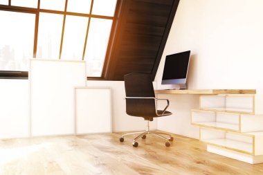 Tavan arasında tonda posterler ile ev ofis köşesinde