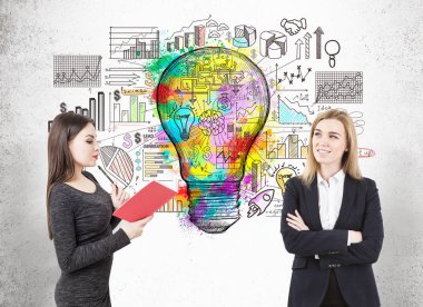 İki kadın bir büyük ampul kroki yakınındaki