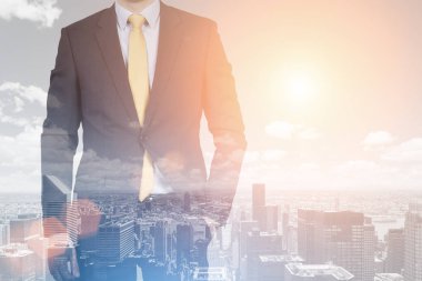 Adam ve gündüz sırasında şehir