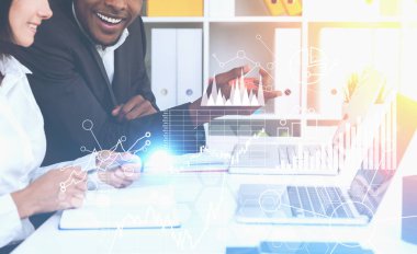 Ofiste iş arkadaşları yan görünüm