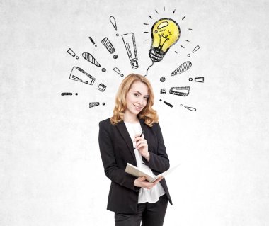 Kırmızı saçlı kadın, ampul ve ünlem işareti