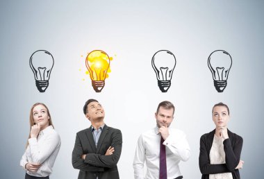 Düşünme insanlar ve ampulleri, gri duvar