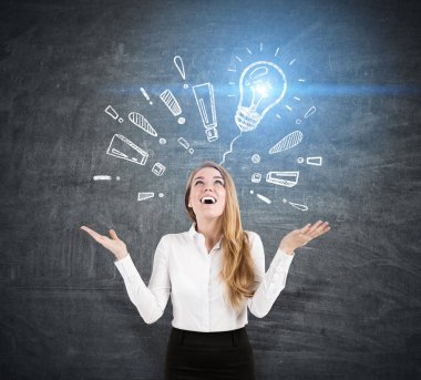 Kadın beyaz, ampul ve ünlem işareti