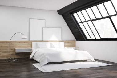 Halı ve posterler yataklı yatak odası