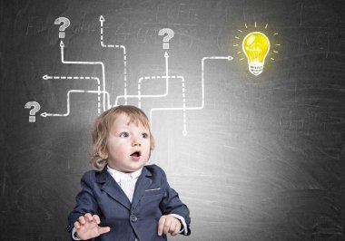 Erkek bebek, soru işaretleri ve ampul